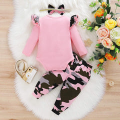 Conjunto de 3 peças "Mommy's Little Girl" com estampa de letras e babados e calças estampadas de camuflagem para bebê
