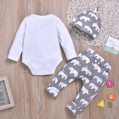 Top, calça e chapéu com estampa de elefante