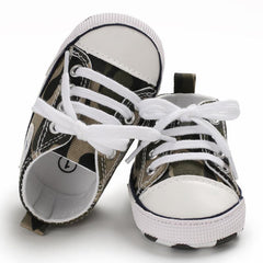 Sapatos de lona antiderrapantes camuflados para bebês meninos e meninas