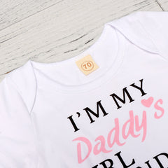 Body com estampa de letras, shorts florais e faixa de cabeça