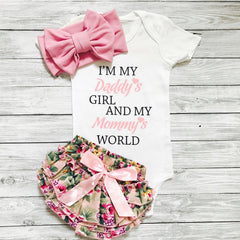 Body com estampa de letras, shorts florais e faixa de cabeça