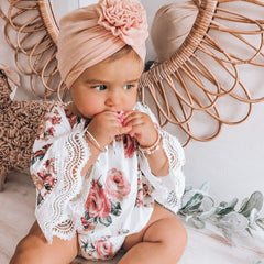 Macacão de bebê com estampa floral lindo