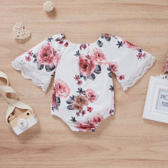 Macacão de bebê com estampa floral lindo